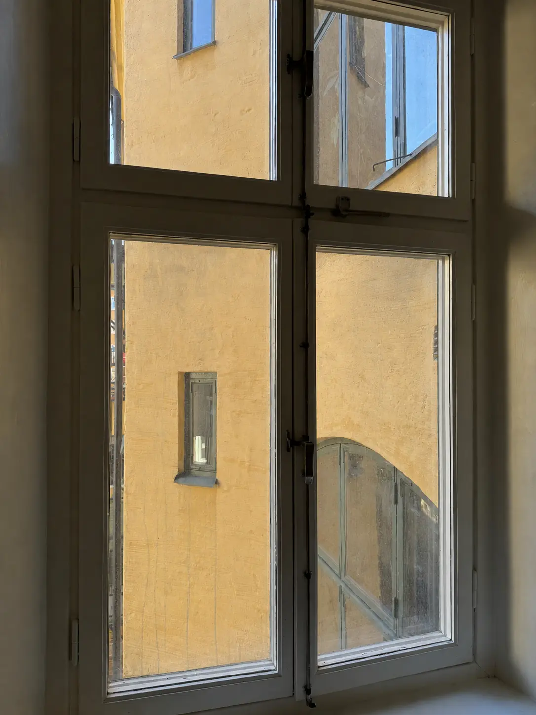Smutsigt fönster med grå hinna, vattenfläckar och torkränder före putsning