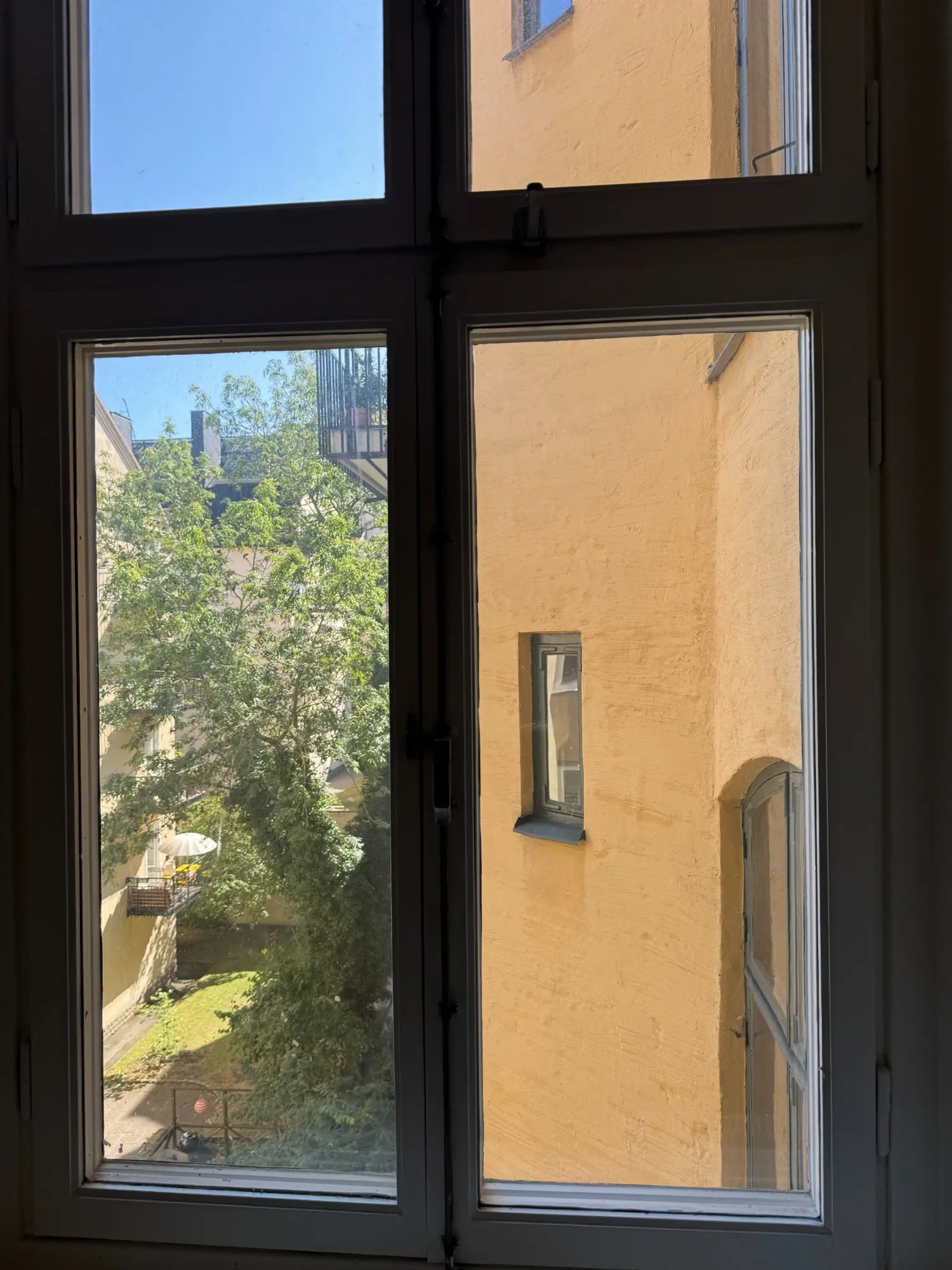Äldre fönsterparti i en fastighet